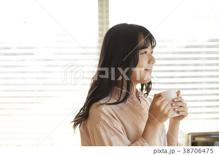 女子大生 マグカップ 笑顔 38706475