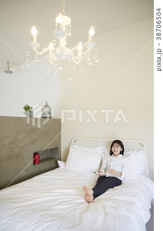 女子大生 リモコン 笑顔 38706504