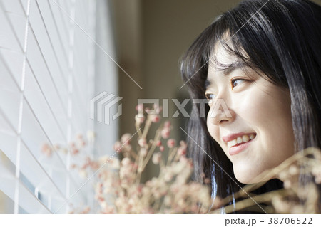 眺める  外を見る 女子大生 38706522