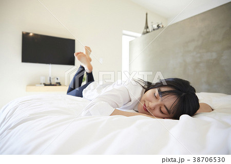 目を閉じる 足 寝室 38706530