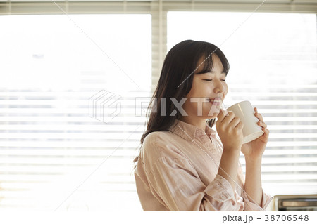 女子大生 マグカップ 笑顔 38706548