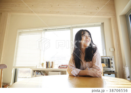 眺める  外を見る 女子大生 38706556