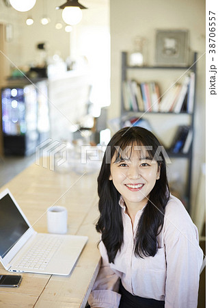 女子大生 笑顔 微笑 38706557