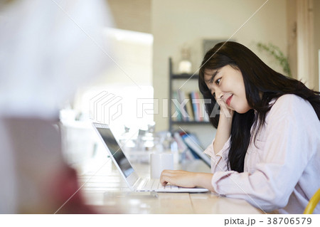 ノートパソコン ノートブック 女子大生 38706579