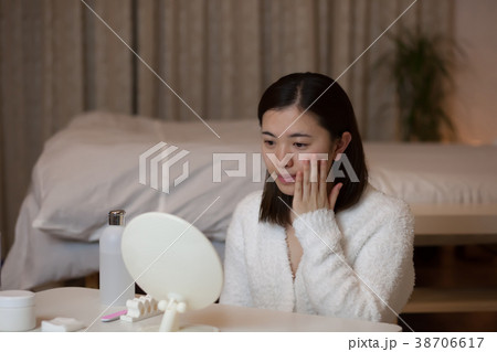 ナイトケア　若い女性 38706617