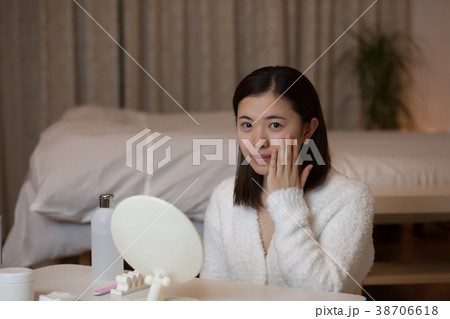 ナイトケア 若い女性 ナイトケア 若い女性 38706618