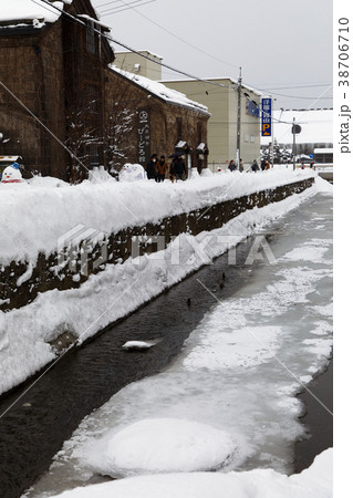 雪景色の小樽堺町通り商店街 びーどろ館 雪景色の小樽堺町通り商店街 びーどろ館 38706710
