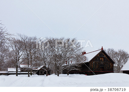 雪景色の札幌農学校第2農場　産室追込所及耕馬舎 38706719