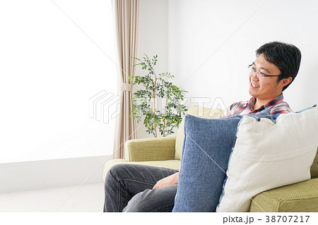 ひとり暮らし 単身赴任をする男性の写真素材