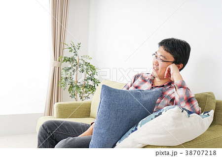 ひとり暮らし・単身赴任をする男性 38707218
