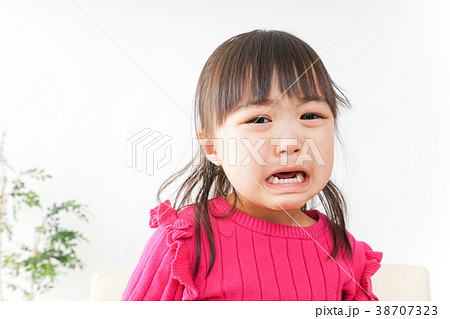 泣く子ども 38707323