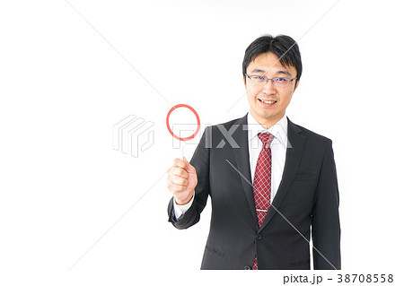 丸印を示すビジネスマン 丸印を示すビジネスマン 38708558