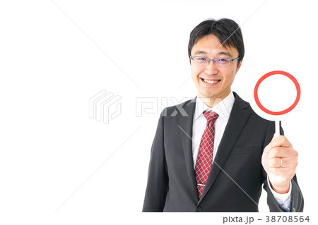 丸印を示すビジネスマン 38708564