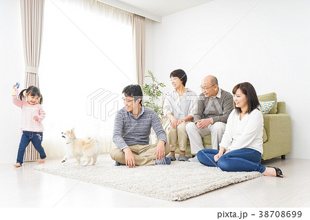 3世代の幸せなファミリー 38708699