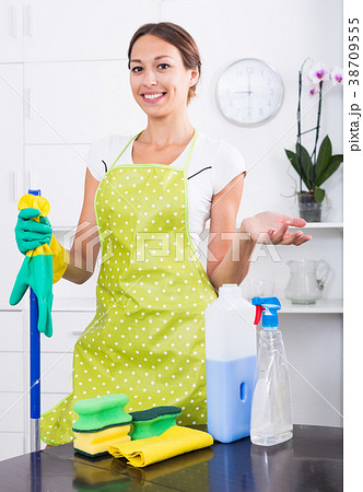 woman cleaning home 38709555