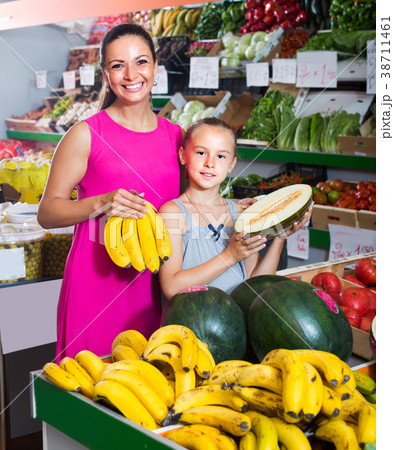 woman with child buying fruits woman with child buying fruits 38711461