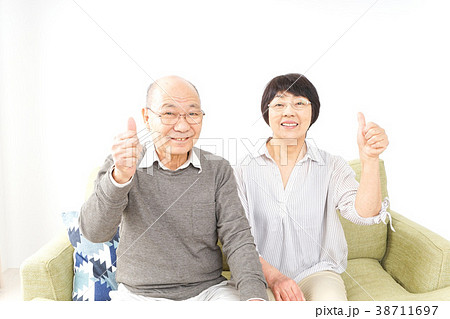 グッドサインをするシニア夫婦 38711697