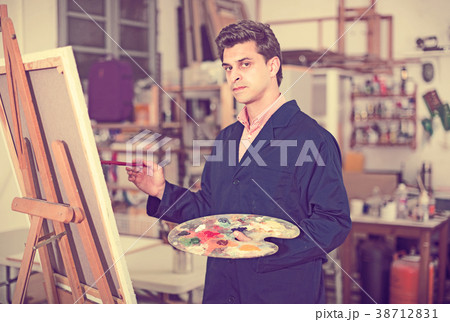 Male artist drawing in studio 38712831
