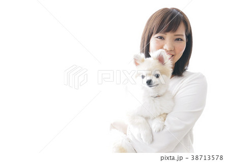 犬を抱く女性・ブリーダー 38713578