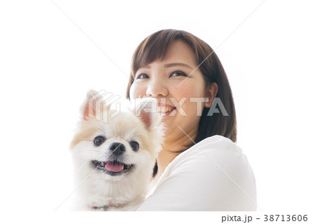 犬を抱く女性・ブリーダー 38713606