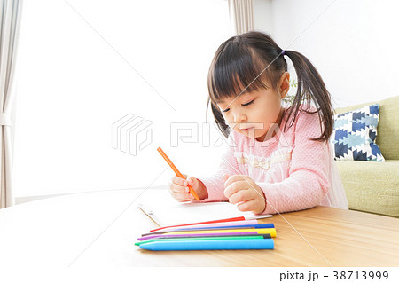 お絵かきをする子ども 教育イメージの写真素材