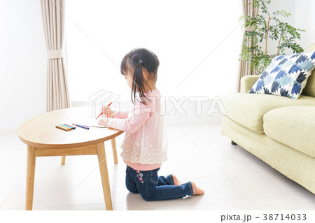 お絵かきをする子ども・教育イメージ お絵かきをする子ども・教育イメージ 38714033