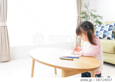 お絵かきをする子ども・教育イメージ 38714037