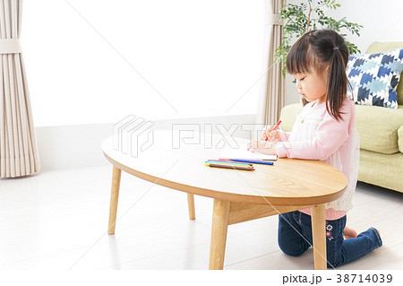 お絵かきをする子ども・教育イメージ 38714039