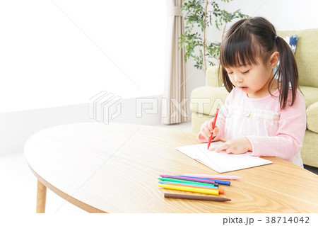 お絵かきをする子ども・教育イメージ 38714042