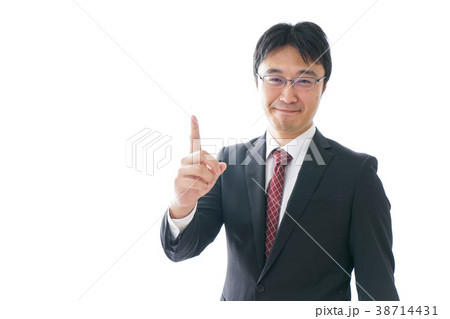 指をさすビジネスマン 38714431