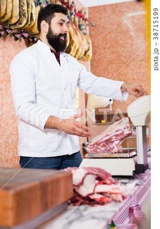 assistant measuring meat assistant measuring meat 38715199