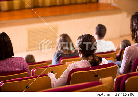 Number of people waiting for movie 38715886