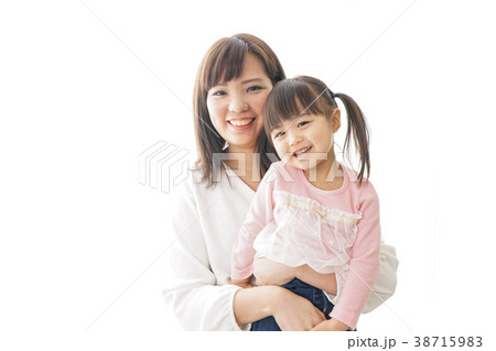 子どもを抱っこするお母さん 38715983