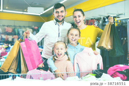 Family after shopping in store 38716551