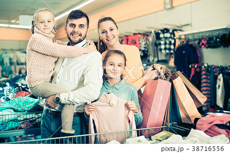 parents with two little girls during family shopping parents with two little girls during family shopping 38716556