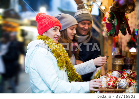 Smiling parents with daughter of Xmas market 38716903