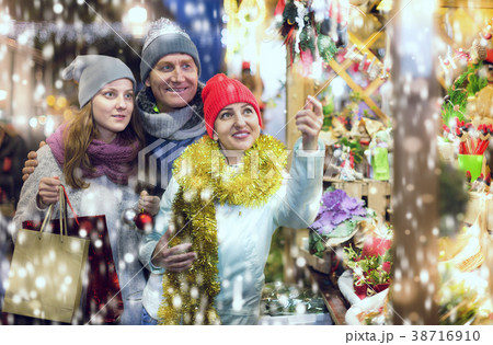 Happy family walking on the Christmas market 38716910