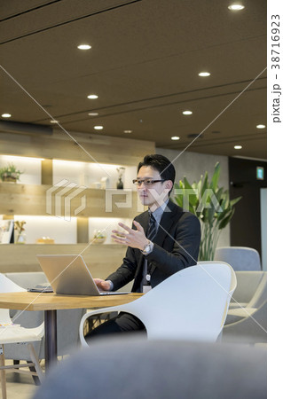 シャアオフィスで打合せをするビジネスマン シャアオフィスで打合せをするビジネスマン 38716923