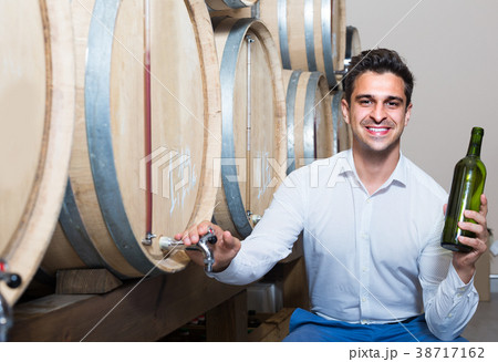 seller standing with bottle 38717162