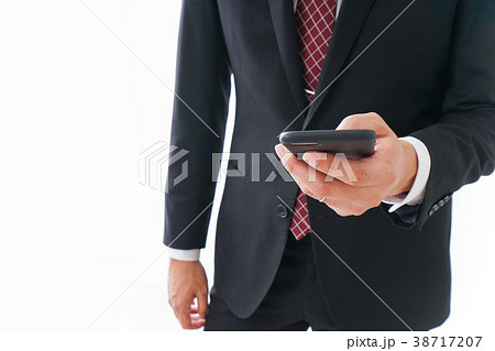 スマホを使うビジネスマン スマホを使うビジネスマン 38717207