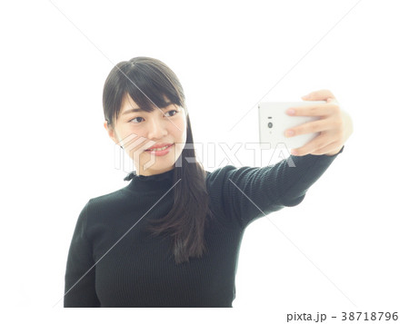 スマホで自撮りをする女性 38718796