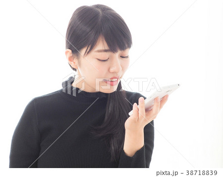 スマホに話しかける女性 スマホに話しかける女性 38718839