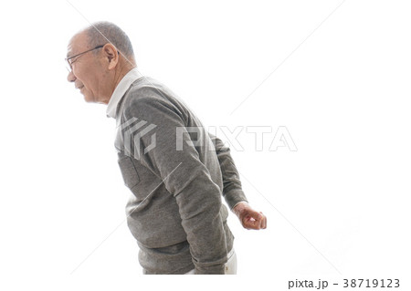 腰痛に苦しむシニア男性 腰痛に苦しむシニア男性 38719123