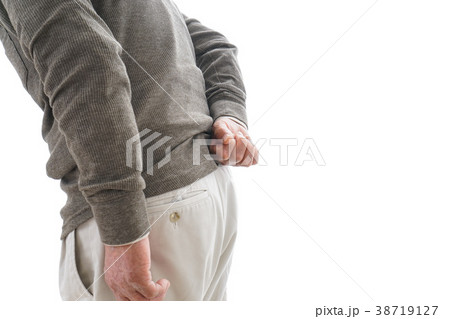 腰痛に苦しむシニア男性 腰痛に苦しむシニア男性 38719127