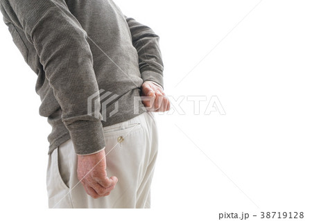 腰痛に苦しむシニア男性 38719128