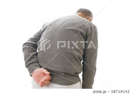 腰痛に苦しむシニア男性 38719142