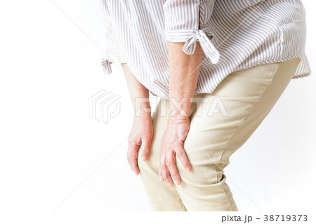 膝の痛みを感じる高齢者の女性 膝の痛みを感じる高齢者の女性 38719373