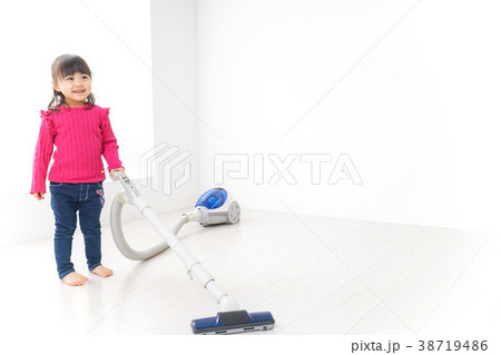 掃除機をかける子ども 掃除機をかける子ども 38719486