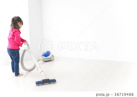 掃除機をかける子ども 掃除機をかける子ども 38719488