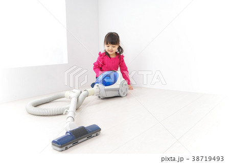 掃除機をかける子ども 38719493